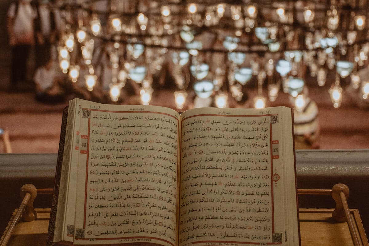 Open Quran on stand, learn to read Quran online with Tajweed