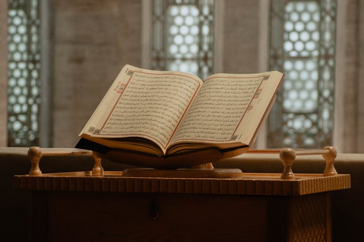 Open Quran pages for online Quran reading lessons